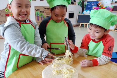 BÉ TẬP LÀM BÁNH, BÉ TRẢI NGHIỆM VẮT NƯỚC CAM