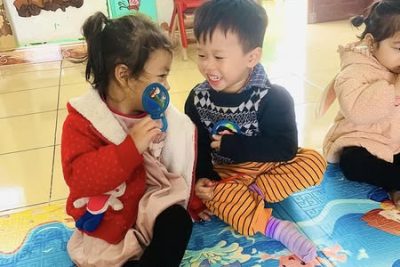 XÂY DỰNG MÔI TRƯỜNG LẤY TRẺ LÀM TRUNG TÂM
