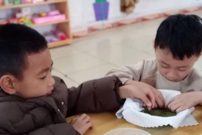 BÉ LÀM THÍ NGHIỆM