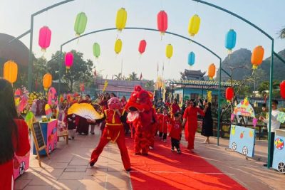 Phiên chợ ngày Tết của trường mầm non Thiên Tôn của các bé trường mầm non Thiên Tôn